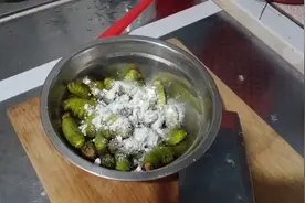 辽宁丹东宽甸一小媳妇为大家分享柞蚕的新做法，好吃的不得了