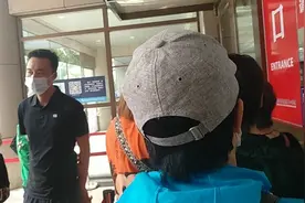 进医院急疹看病，带身份证扫健康码，还要登记测体温