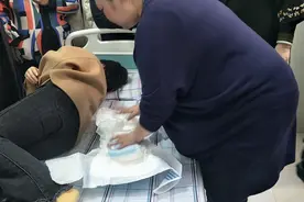 如何省时省力帮老人穿纸尿裤视频封面