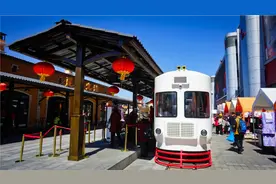 云南昆明螺蛳湾，有一座滇越铁路广场，可以搭乘米轨小火车