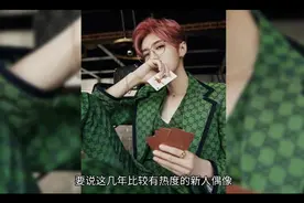 蔡徐坤新造型亮相品牌活动，狼尾短发搭配金丝眼镜，气质超抢镜！