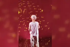 鹿晗三巡演唱会关晓彤悄悄现身！