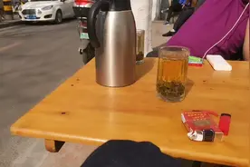 成都市二环内最便宜的坝坝茶，3元/杯。头上象牙红，桌边车辆过。