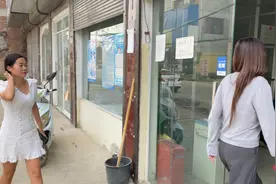 丹丹整天情绪低落不吃不喝，突然暴瘦，妹妹带他去看病