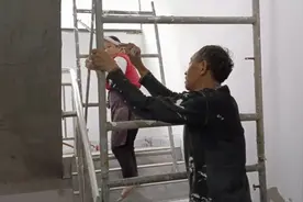 楼梯间太窄不好粉刷，脚手架不知道怎么放，看了视频就学会了