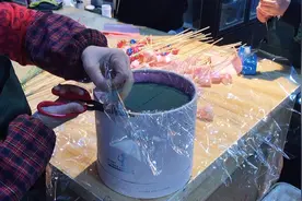 今天教你做一个网红惊喜盒子，里面配的满天星加棒棒糖抱抱桶！