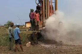 印度工程队打井，打了980英尺只出泥浆干了个亏本生意视频封面