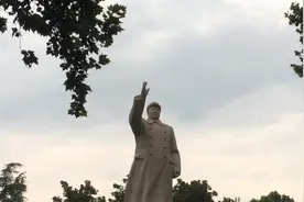 郑州市的人民广场，伟人和群众⋯⋯