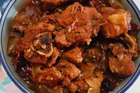 红烧大脊骨，肉香四溢，酥烂脱骨，解馋就盘它。