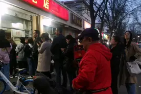 神奇的太原老军营东巷，吃个面皮麻花锅盔排长队，人气旺过食品街