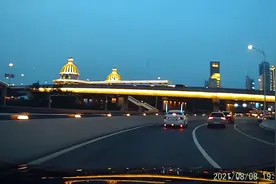 下过海的即使上岸了，身上也会留下一股腥味。