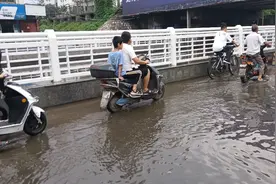 河南南阳邓州市  ，三孔桥  积水严重车辆绕行。