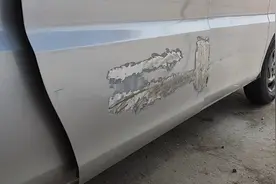 汽车钣金喷漆刮腻子过程视频封面