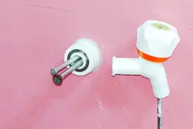 水龙头断丝堵在墙里怎么办？教你用2个螺丝做个杠杆，轻松拆下来