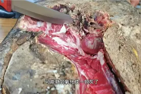 小伙说宣威农家火腿是腊肉之王，打开三岔骨竟然一包灰，大翻车了