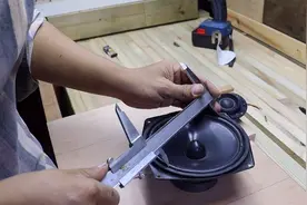 制作过程很治愈，小伙子用实木打造音箱。完成后真漂亮。