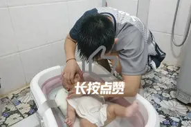 希予爸爸说，希予还小，帮她洗洗澡，大了就不要爸爸👨了😄😄😄视频封面
