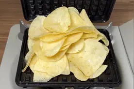 用华夫饼机压薯片 瞬间变成什么美食⁉️