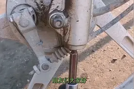 摩托车减震漏油，拆卸非常简单维修摩托车减震漏油分享给大家视频封面