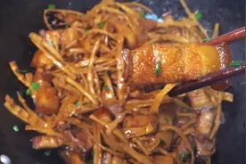 五花肉焖干笋，笋子吸饱了油和肉香，肉软糯不油腻，太好吃啦！视频封面