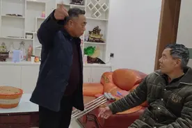 琳琳的爸爸和周兵的爸爸又到一块了，又开始吹牛了。视频封面
