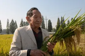 为人类做出巨大贡献的袁老身价百亿却开着国产豪车始终不忘人民。视频封面