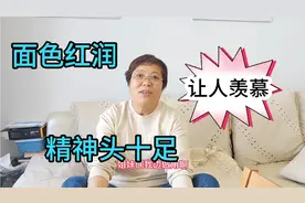 按摩师教抗癌大姐，每天刮脚上这个穴位身体好。网友试试看视频封面