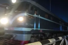 除一节硬座外，其余都是软卧硬卧的黑河至哈尔滨直达列车，始发！