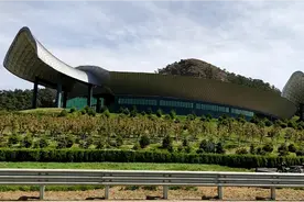 这到底是个什么建筑？造型实在太酷了……视频封面