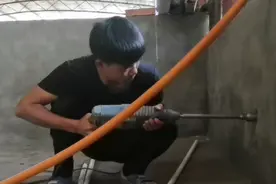 粤乡敏哥给27头小猪安装自动吃水阀，以后不用亲自给猪喂水