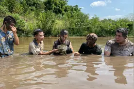 拐哥几兄弟下水抓鱼，摸到这个货，有好几斤吧视频封面