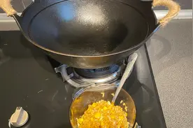 买了个双耳老铁锅，妈妈给锅编把手开锅，最后再炒个蛋炒饭试锅