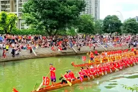 今天，广州天河区猎德村热闹非凡，村民们在这里举办扒龙舟活动。