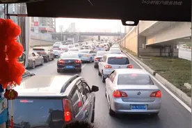 成都蜀都大道东段迎晖路，BRT公交车道监控还没有启用，就乱来的