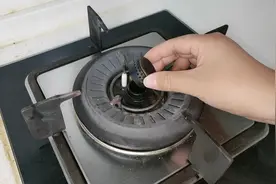 今天才发现，燃气灶上有个小机关，只需动一动，能省一半燃气费视频封面