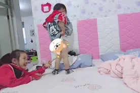 2岁宝宝第一次穿小内裤，姐姐笑的前俯后仰，到底发生了什么？视频封面