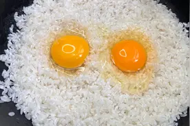 把鸡蛋打入大米里，没想到这么好吃，自从学会我家3天一袋大米