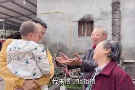 王小川和媳妇带娃回农村，刚到家就看到暖心的一幕，这婆婆真少见