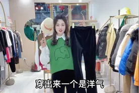 橘色卫衣搭配黑色微喇裤，时尚减龄不挑人，微胖也能驾驭！视频封面