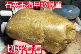 石英玉带指甲纹很重，切开看看是什么样