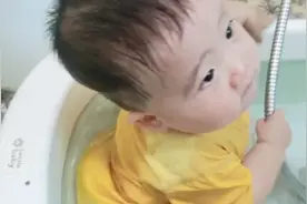 九个月的娃自己竟然会洗澡了！一番操作，惊呆了宝妈😲视频封面