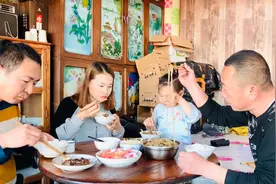 东北小媳妇炖一只下蛋鸡，满肚蛋碴子，放粉条它不香吗？