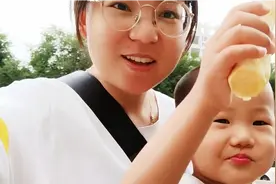 宝妈独自带儿子看病，女儿的举动，让我感动又心酸视频封面