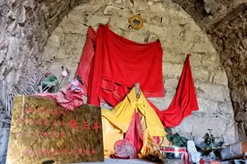 山西悬崖上废弃道观，发现张三丰墓和闭关洞，墓中竟有金身骸骨！视频封面