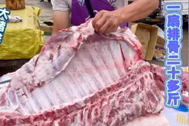 早上买猪肉的都是大茬，400多斤大猪一扇排骨就20多斤，快来看看视频封面