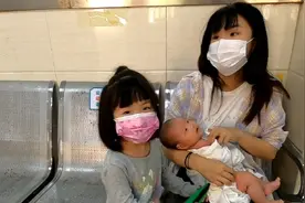 双胞胎弟弟去打预防针，4岁的姐姐默默守在一旁，懂事的让人心疼视频封面