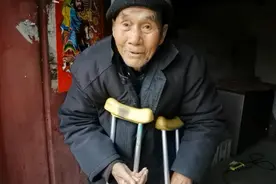 爷爷把花生踩碎喂鸡，把孙媳给气坏了，那是流了多少汗水弄出来的视频封面