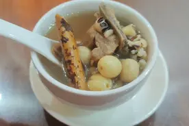 五指毛桃土茯苓汤，汤清香，健脾祛湿补肺/行气解郁，喝后一身轻