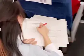女教师高铁上阅卷被赞！而现实中大部分老师都喜欢“隐瞒”身份？视频封面