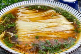 喜欢吃面条的一定要收藏，教你在家做阳春面，汤鲜味美，简单营养